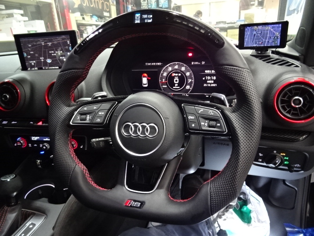 AUDI RS3 @ インフォメーションステアリング