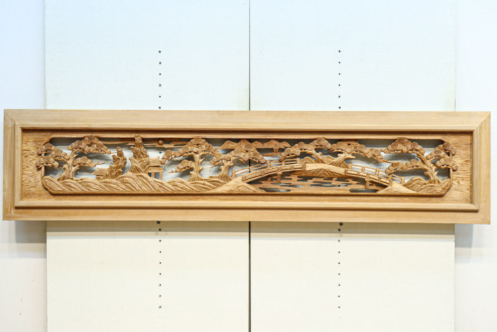 幅2150ミリ!! 立体感のある風景を描いた深掘り長尺彫刻欄間 EZ2514a