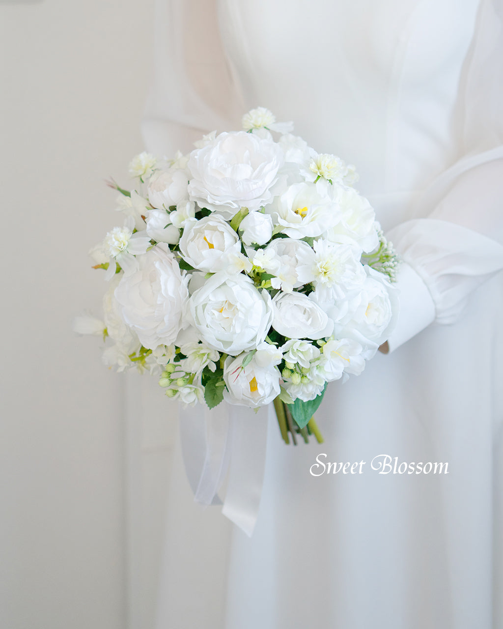 真っ白なクラッチブーケ【アーティフィシャルフラワーのウェディング