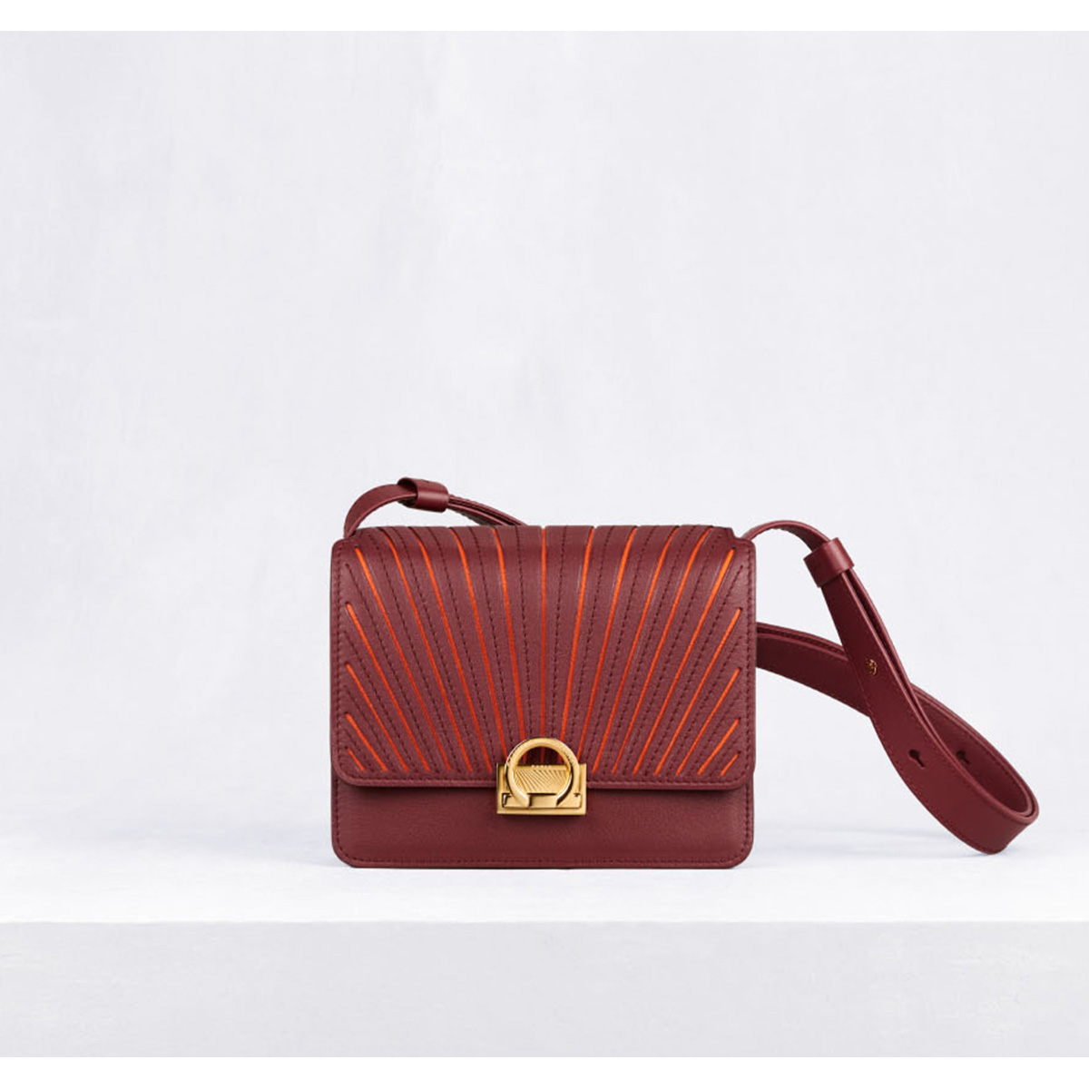 カミーユ・フォルネが創業80周年を記念するバイカラーのカプセル