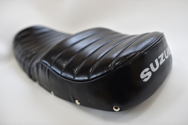 SUZUKI GS750 スズキ 前後アンコ抜き つや黒防水タックロール シート