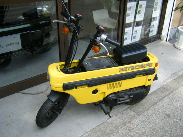 ホンダモトコンポがお店にやってきました。希少色黄色！