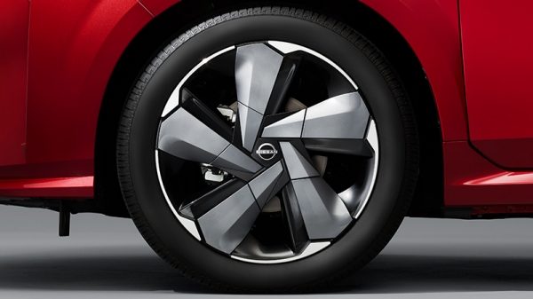 新型オーラのタイヤ＆ホイールはノートと違う【サイズやデザインを徹底