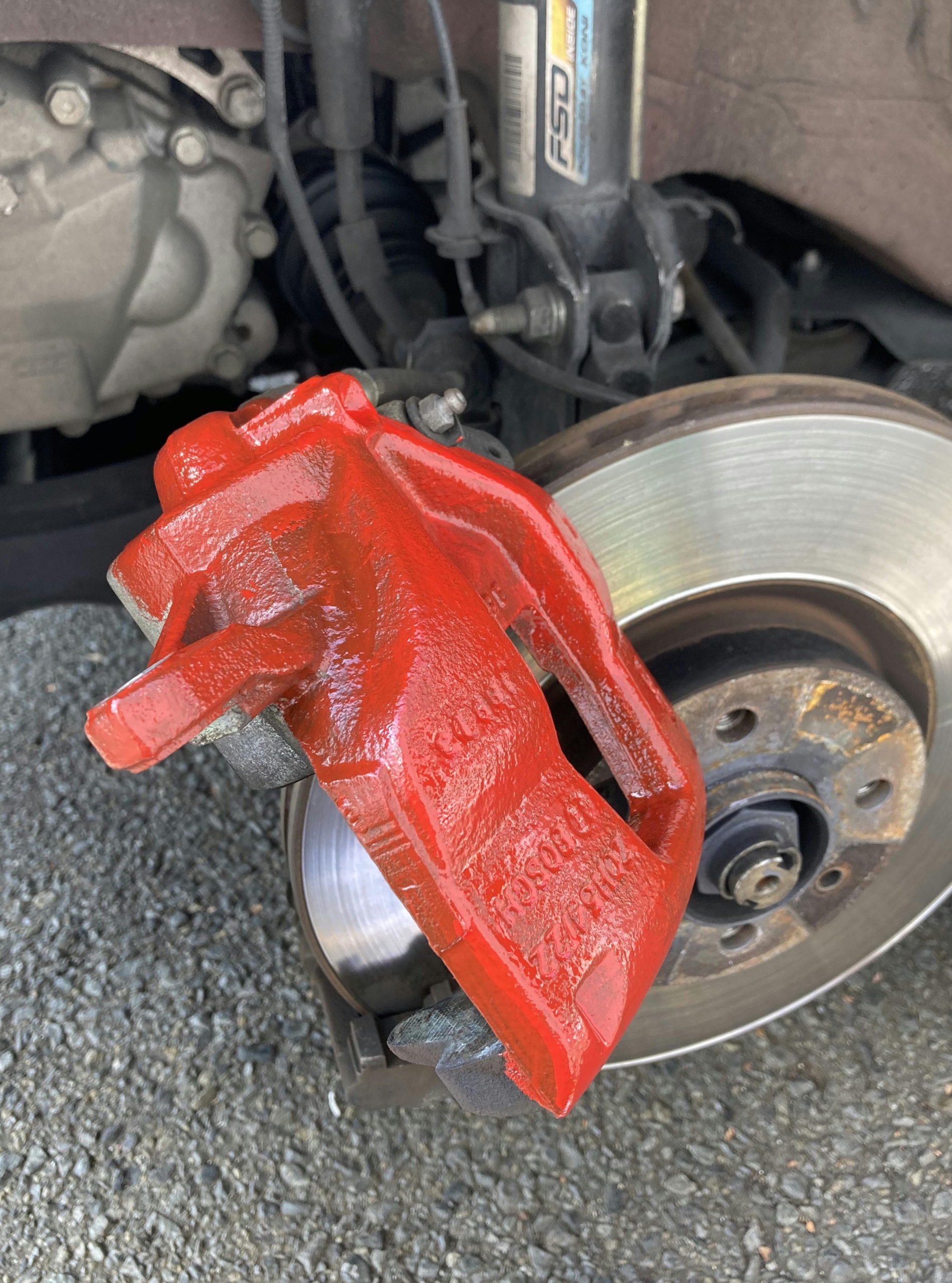 ABARTH500のブレーキキャリパーを赤色に塗装させていただきました