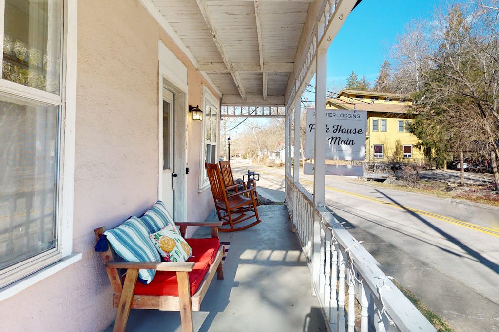 The Pink House on Main - Lower | 2 Bed Eureka Springs, AR
