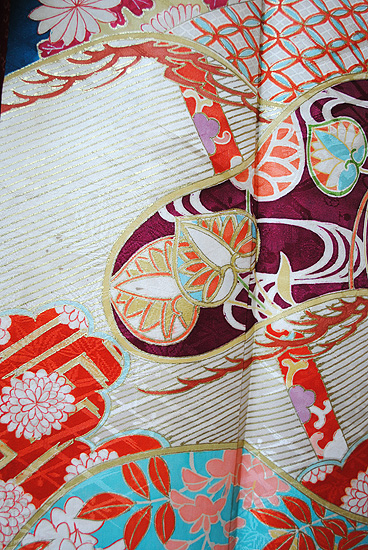 鶴に雲取り末文様綸子振袖