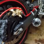 強力なハンドブレーキへ！ZX-6R用ForStunt製ダブルキャリパー｜AxxL