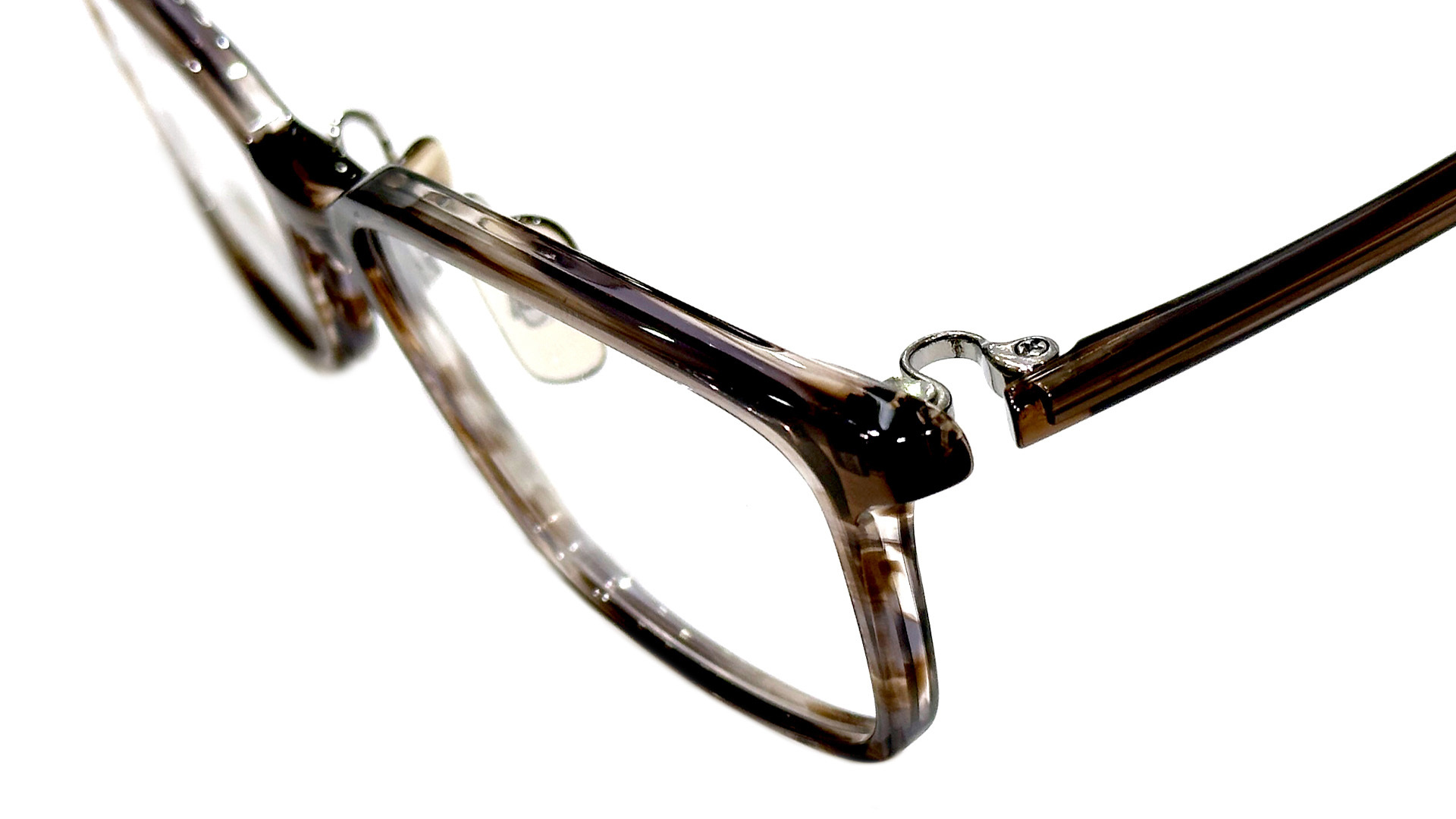 定番のシルエットをトレンド感あるサイズで。999.9 2025春の新作眼鏡