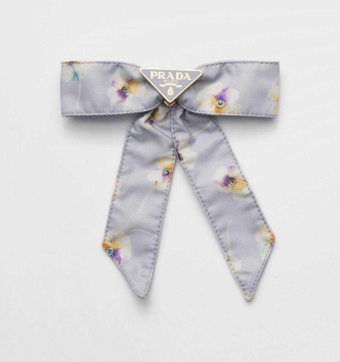 プラダ“パールブルー＆ピンク”のアクセサリー、花柄リボンのヘア