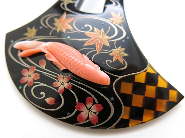 べっ甲珊瑚鯉彫り装飾付き市松模様春秋流水金蒔絵かんざし | べっ甲