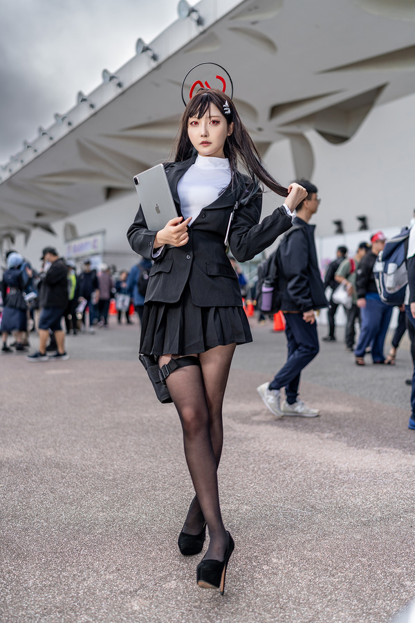 コスプレ】スラリと伸びた美脚&黒タイツが魅力的…『ブルアカ』リオ会長