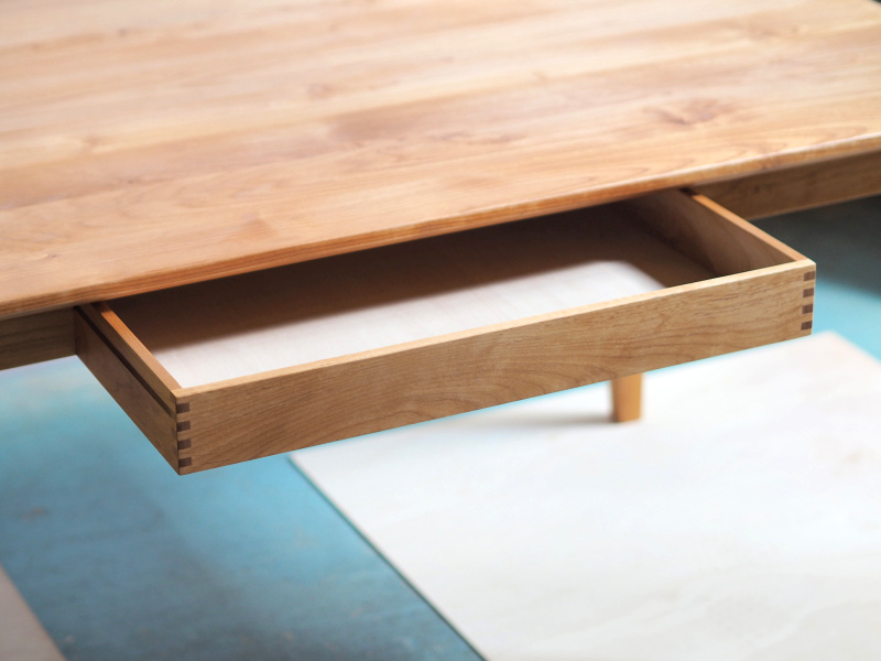 引き出し付きのダイニングテーブル｜ikususu FURNITURE｜無垢材家具