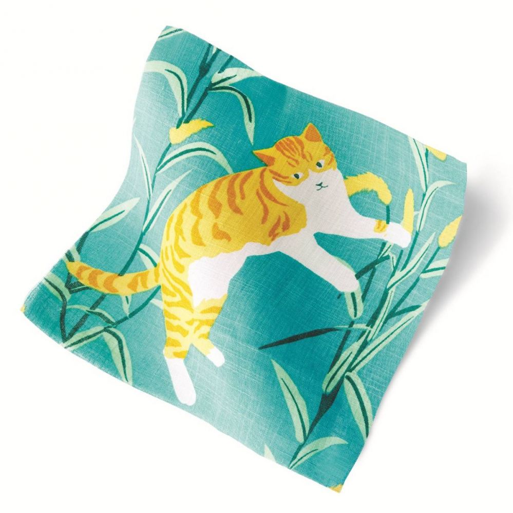 ねこじゃらしの草原で遊ぶ茶トラ猫とちょうちょの浴衣とは - Japaaan