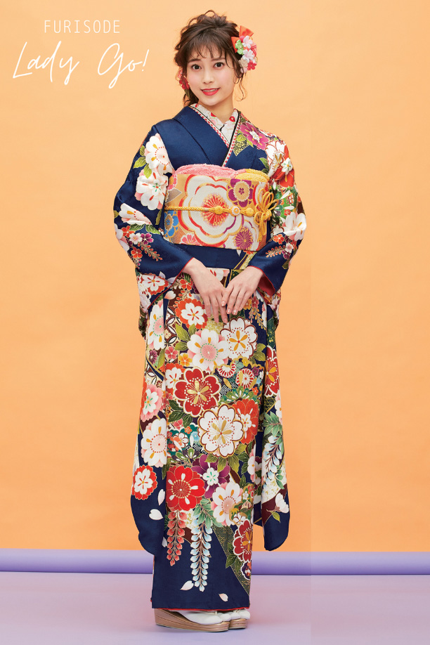 濃紺地に咲き誇る大輪の桜がレトロな振袖｜落ち着きの中にも華やぎをプラス