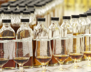 響 21年 ウイスキー サントリー 箱付 700mlの通信販売