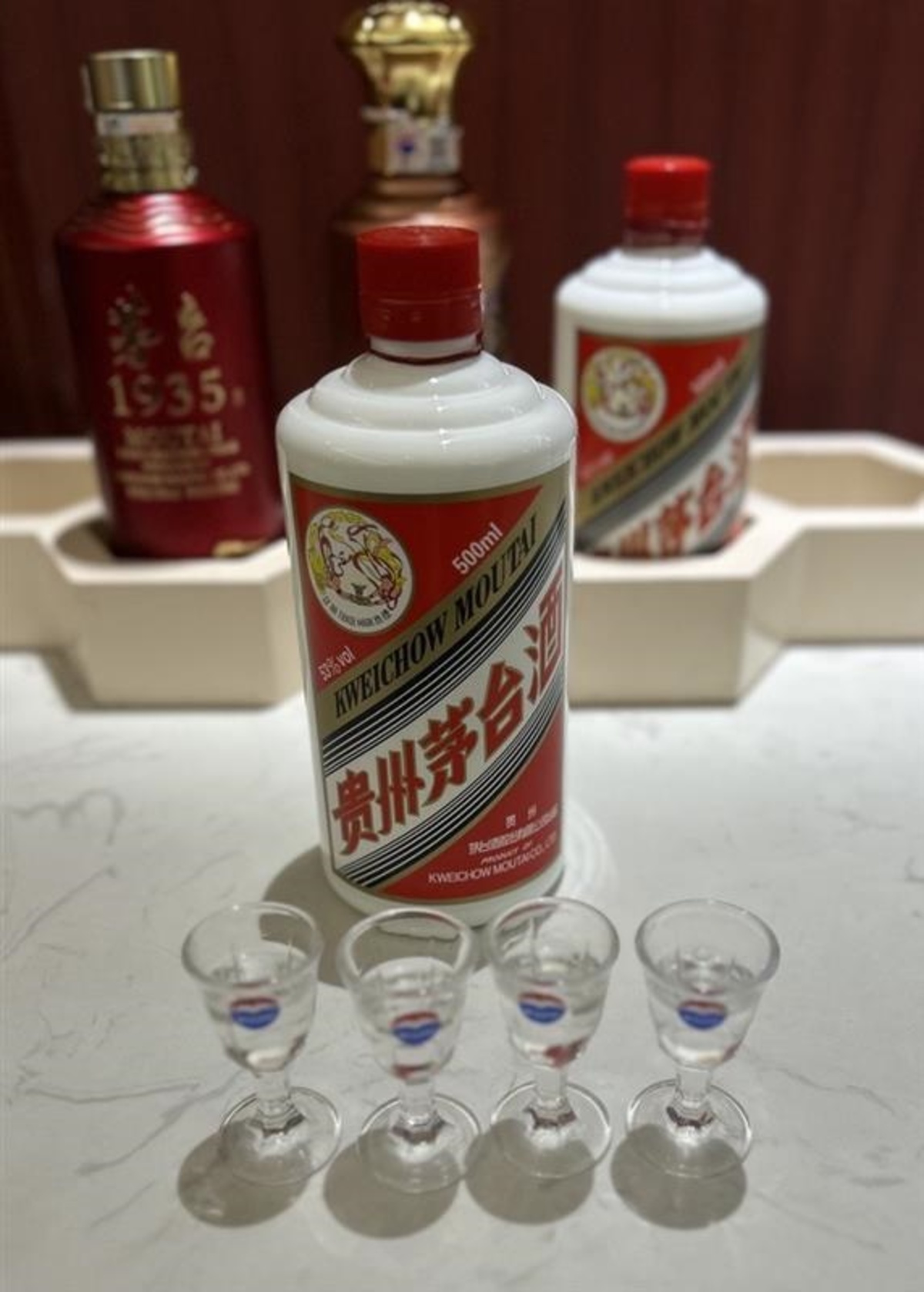 中国の「白酒」離れ、Z世代で際立つ 販売不振で酒蔵半減、カクテルに