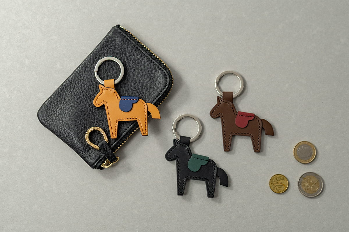 小さな馬に、色の遊び心を｜馬キーホルダー限定カラー | ソメスサドル