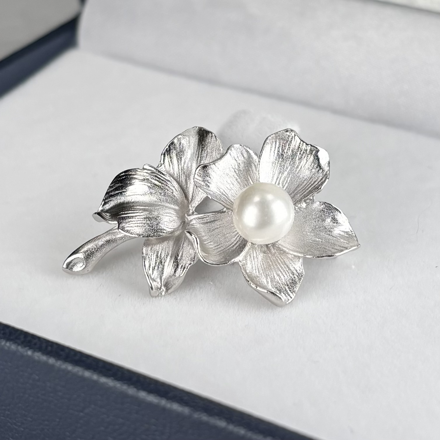 淡水真珠 ブローチ 花モチーフ 7-7.5mm ホワイト ボタンシェイプ