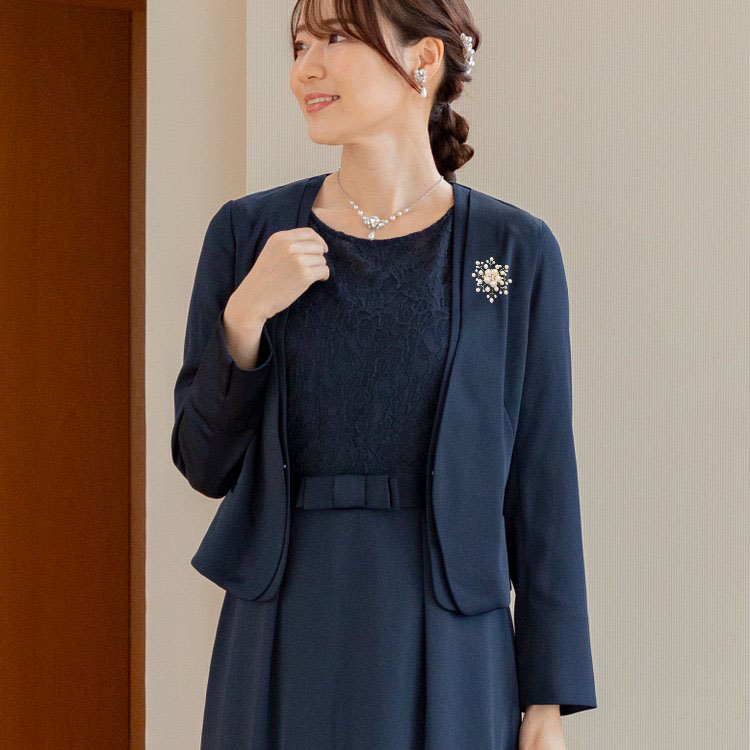 シンプルなデザインと適度な落ち感のレイヤードノーカラージャケット