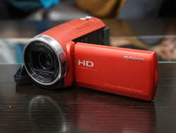 ソニー、内蔵メモリーを大容量化し新カラバリの“ハンディカム”「HDR