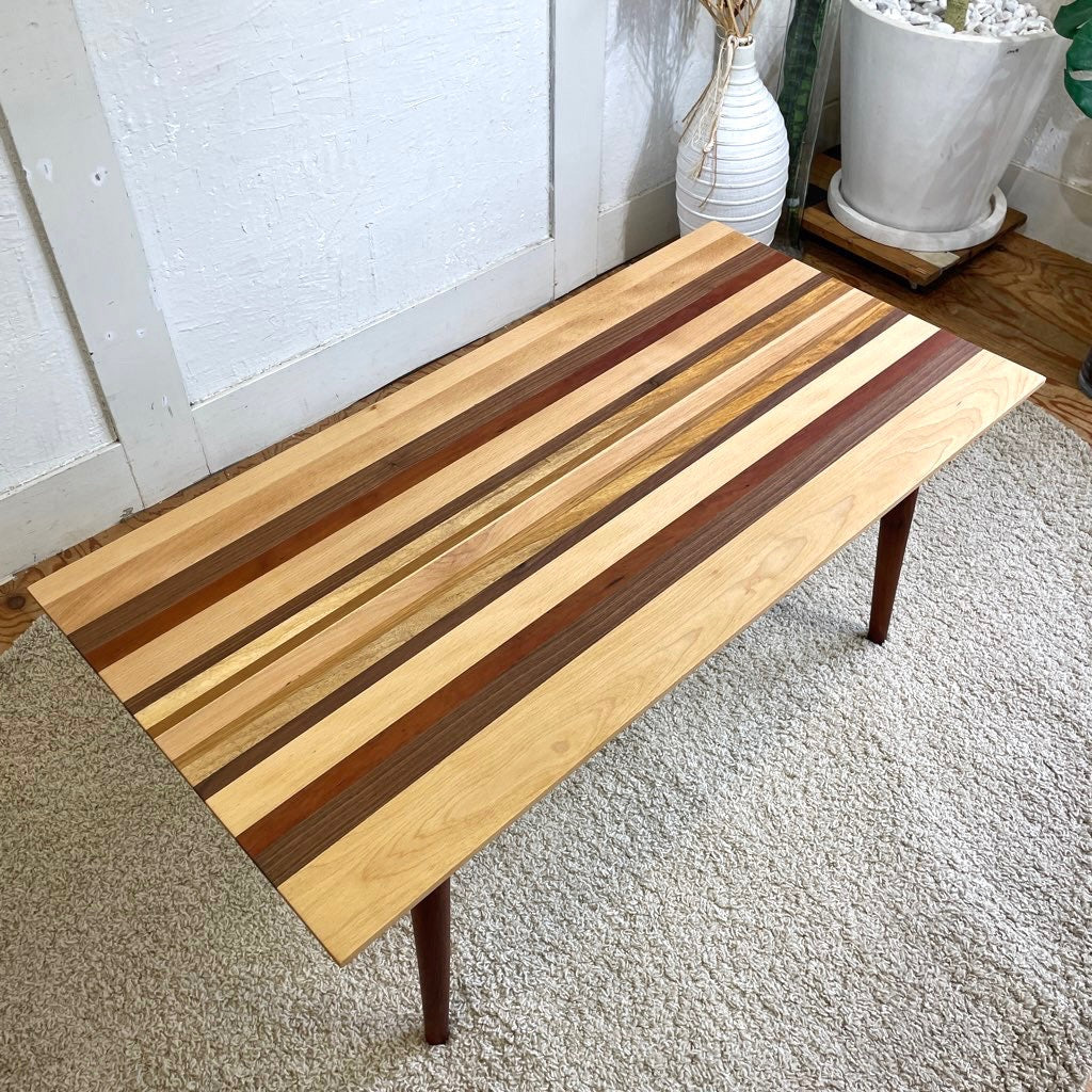 不要になった古い家具の様々な木材から作ったセンターテーブル