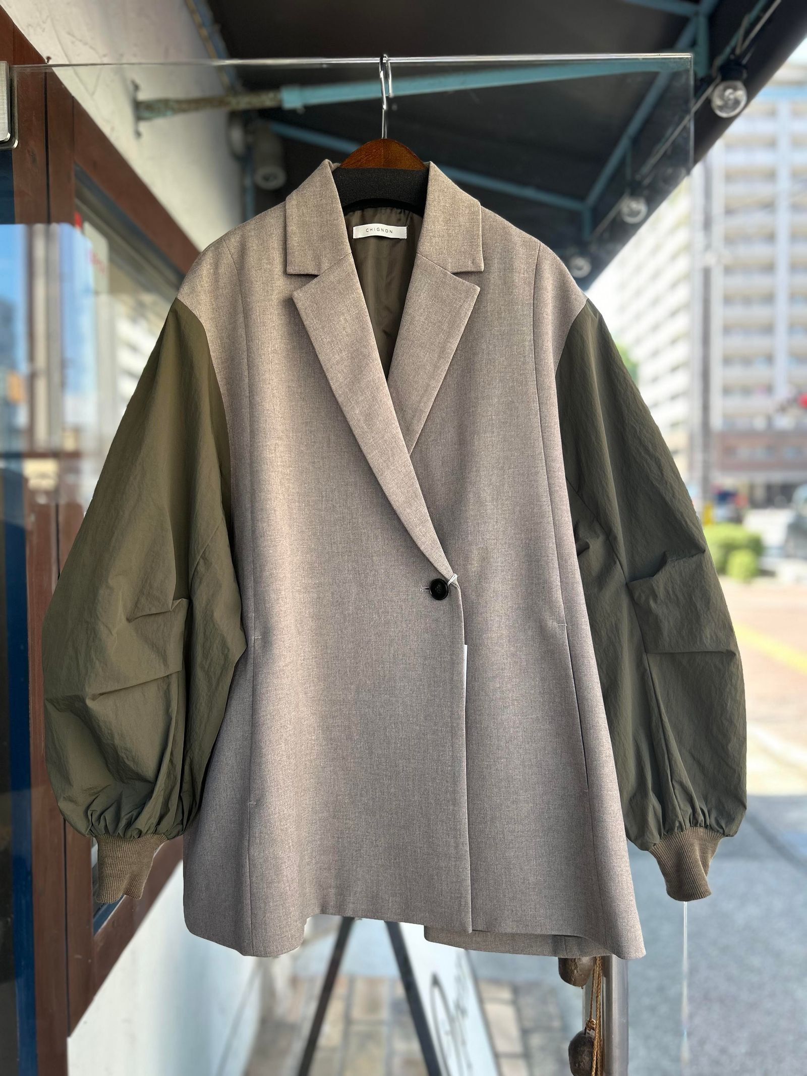 CHIGNON - 袖ドッキングフォルムジャケット ライトベージュ | ravii