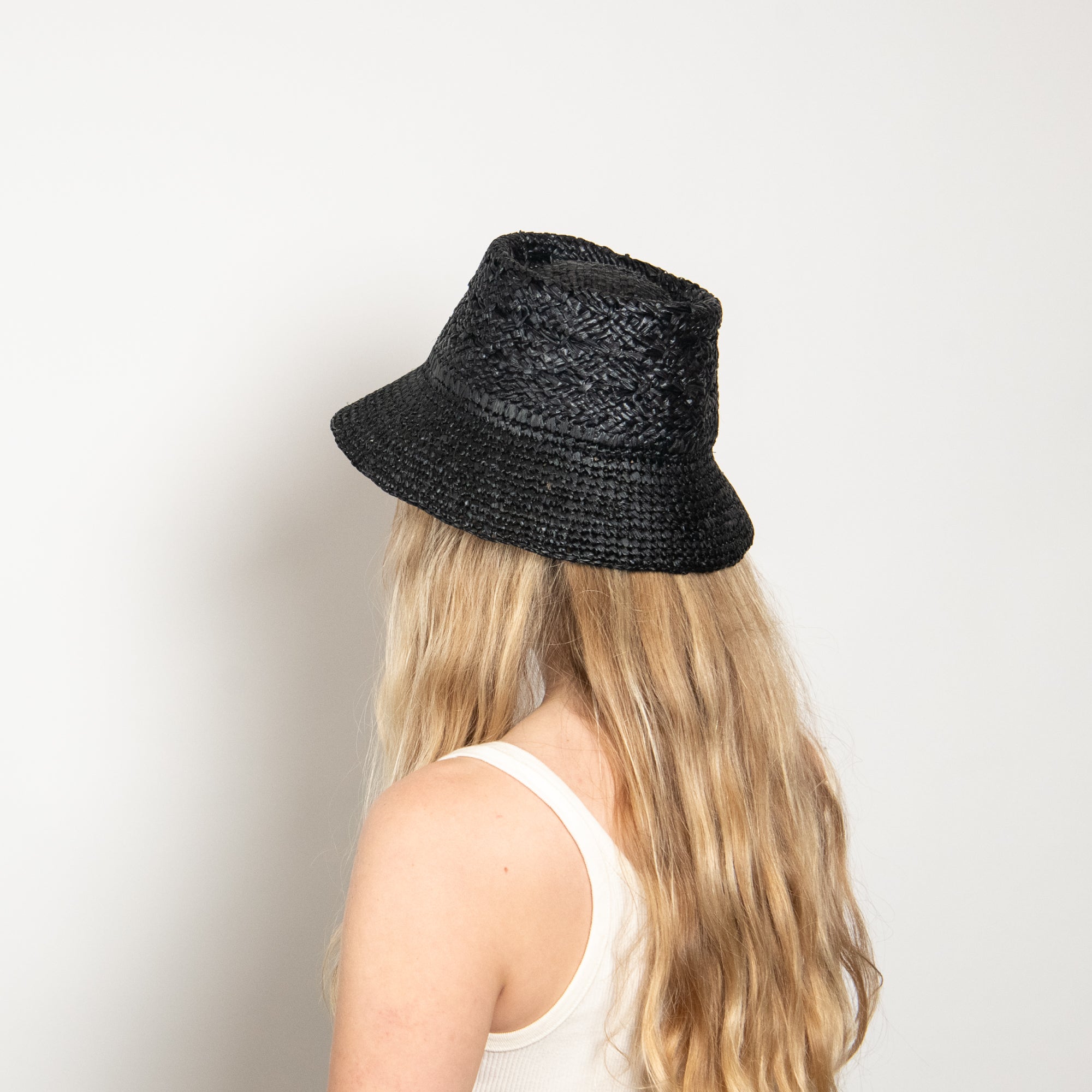 Fina Raffia Bucket in Black