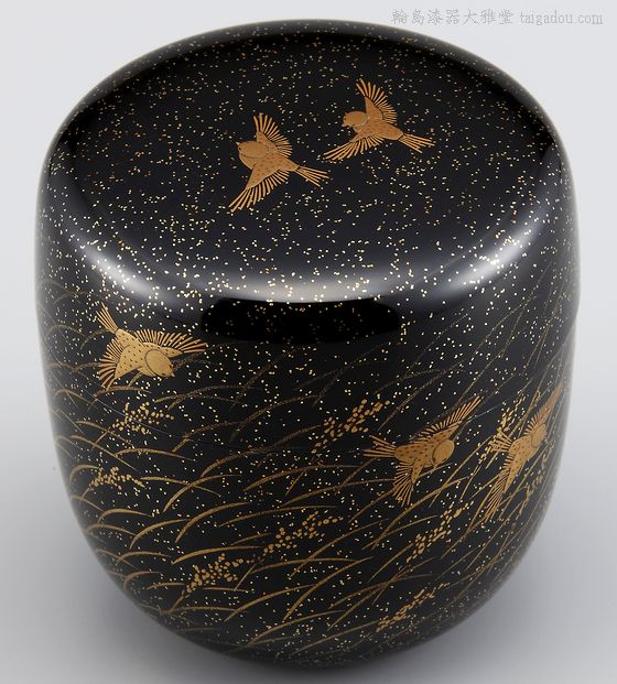 棗（なつめ）稲穂に雀蒔絵は、実る稲穂の波間を飛び交う雀を、金を