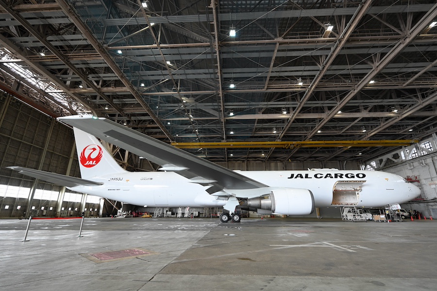 JAL、13年ぶりの貨物専用機公開 767-300ER改造、2月19日から運航