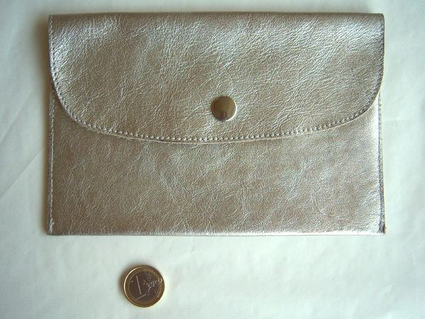 シルバーレザーのシックな封筒型ポーチ レザー - Antiquarium Milano