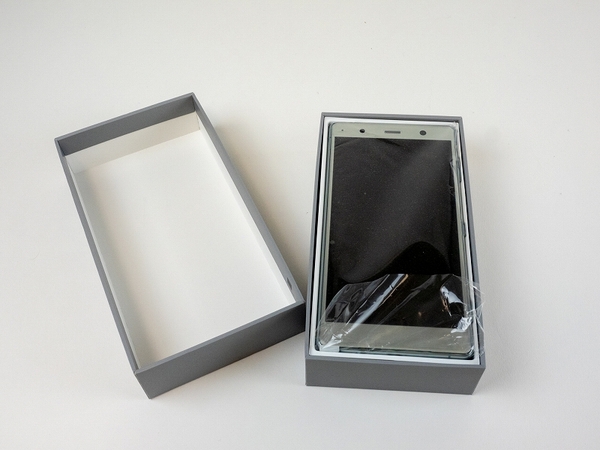 ASCII.jp：Xperia XZ2 Premium購入で開封の儀！ 箱や同梱物はちょっと残念