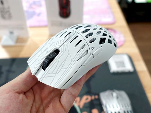 Pwnageのカーボン複合材採用ゲーミングマウス「Trinity CF」に新色