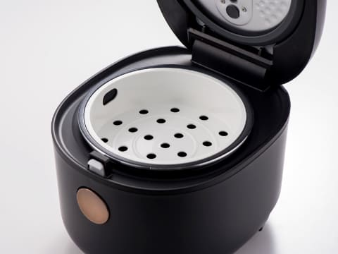 ヤマダ、シンプルデザインの炊飯器。カゴ付きで蒸し料理も作れる