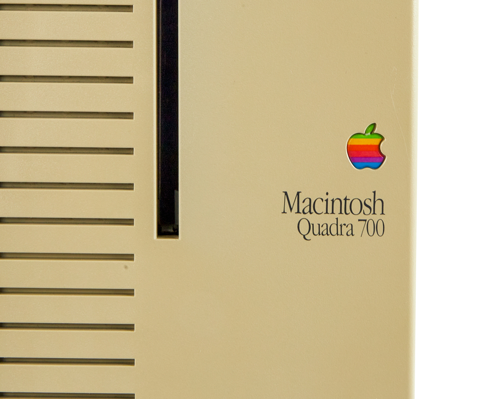 APPLE: 1991 MACINTOSH QUADRA 700 COMPUTER