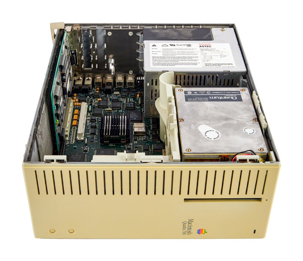APPLE: 1991 MACINTOSH QUADRA 700 COMPUTER