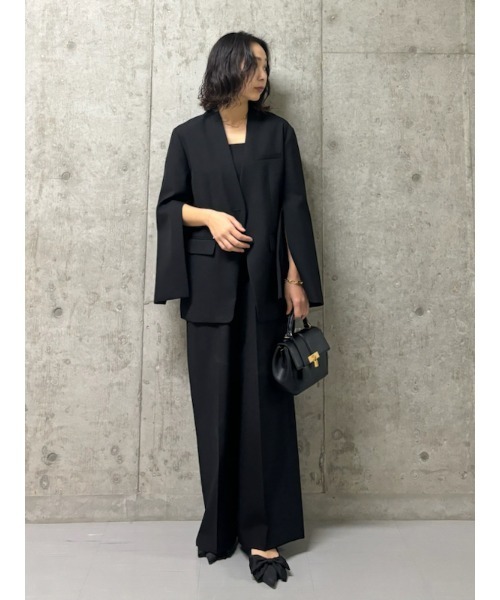 Mila Owen（ミラオーウェン）の「スリットスリーブノーカラー