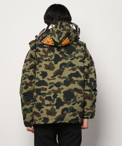 A BATHING APE（アベイシングエイプ）の「1ST CAMO SHARK SNOWBOARD