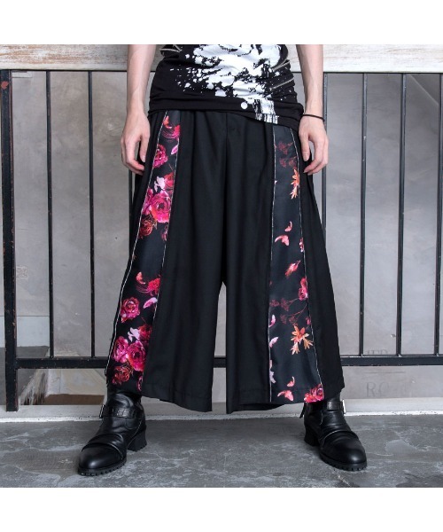 CIVARIZE（シヴァーライズ）の「『CIVARIZE』フラワー柄マチ付きZIP