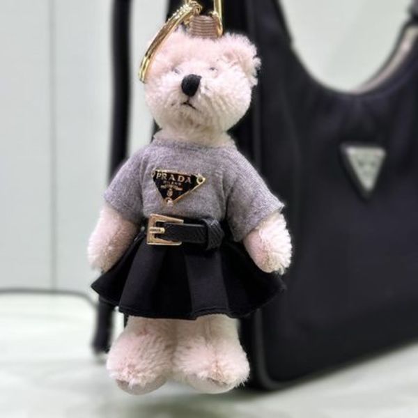 PRADA(プラダ)の『ベアバッグチャーム』に熱視線!〈韓国アイドルも愛用
