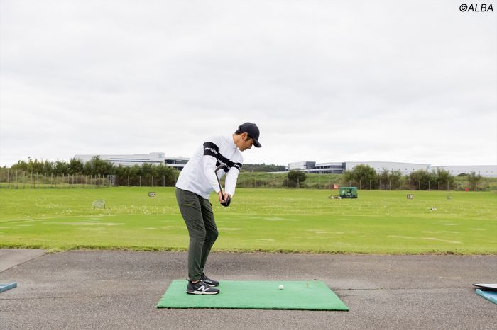 写真] 今年話題になった練習器具『魔法のクランク』をゴルフ大好き