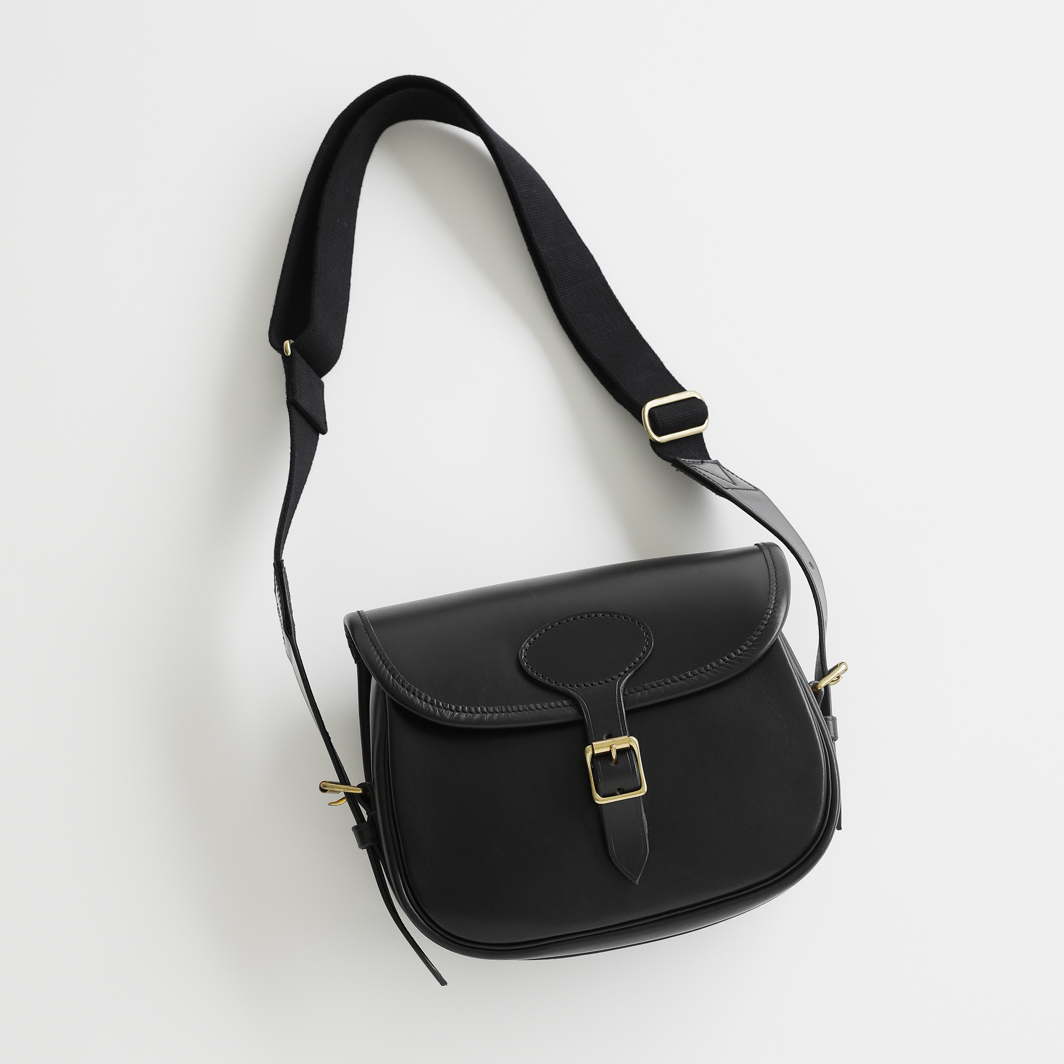 強烈なアクセントに。アウトドアをオリジンとする英国［BRADY］の