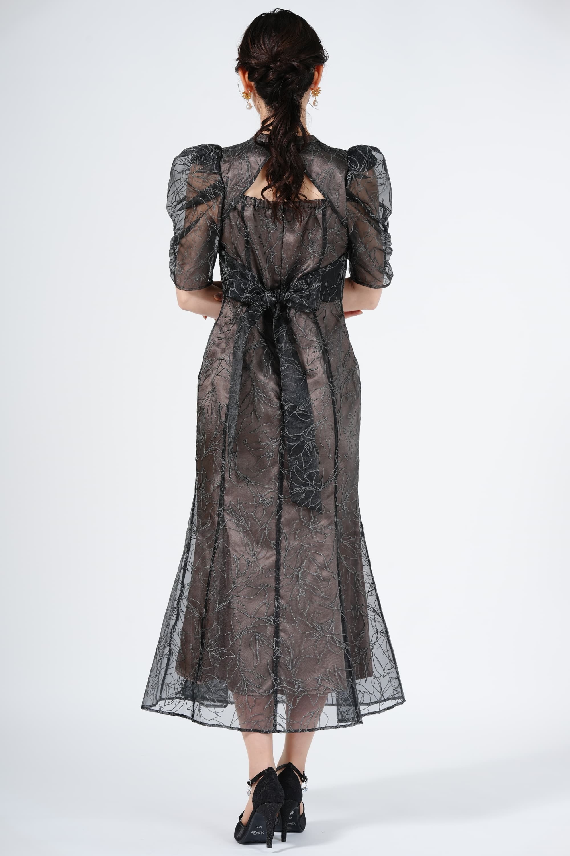 LILY BROWN エンボスグリッター刺繍ブラウンドレス (M) をレンタル