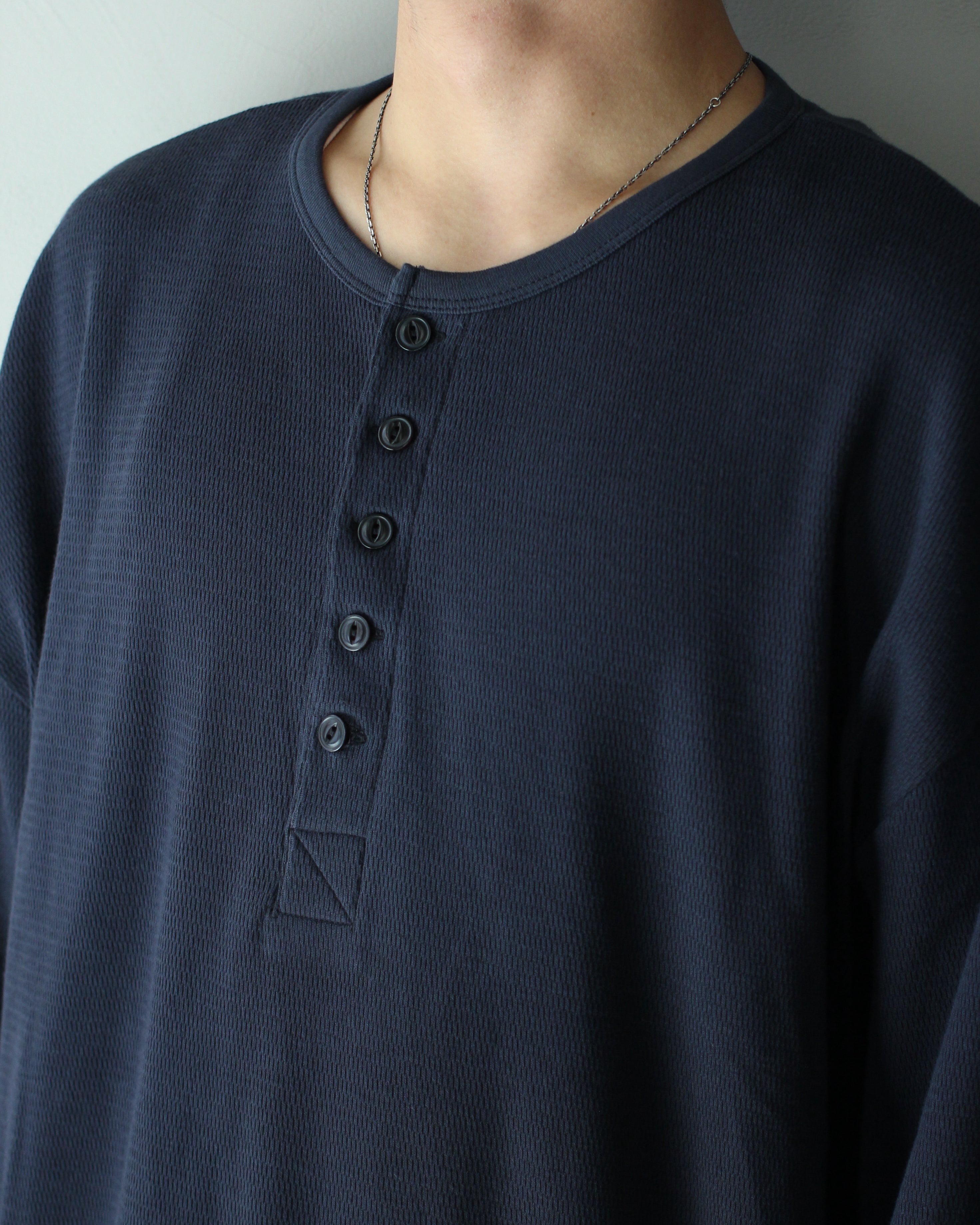 ULTERIOR / C/CASH HONEYCOMB HENLEY-NECK TOP 