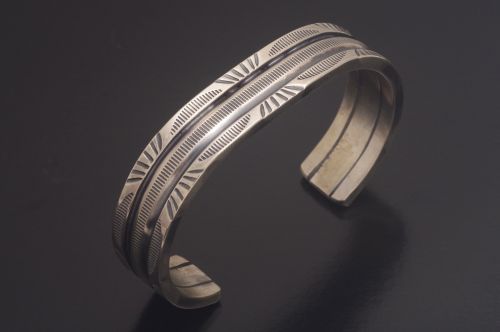 ナバホバングル アーノルド・グッドラック作 《ヘビーゲージ＆スタンプ