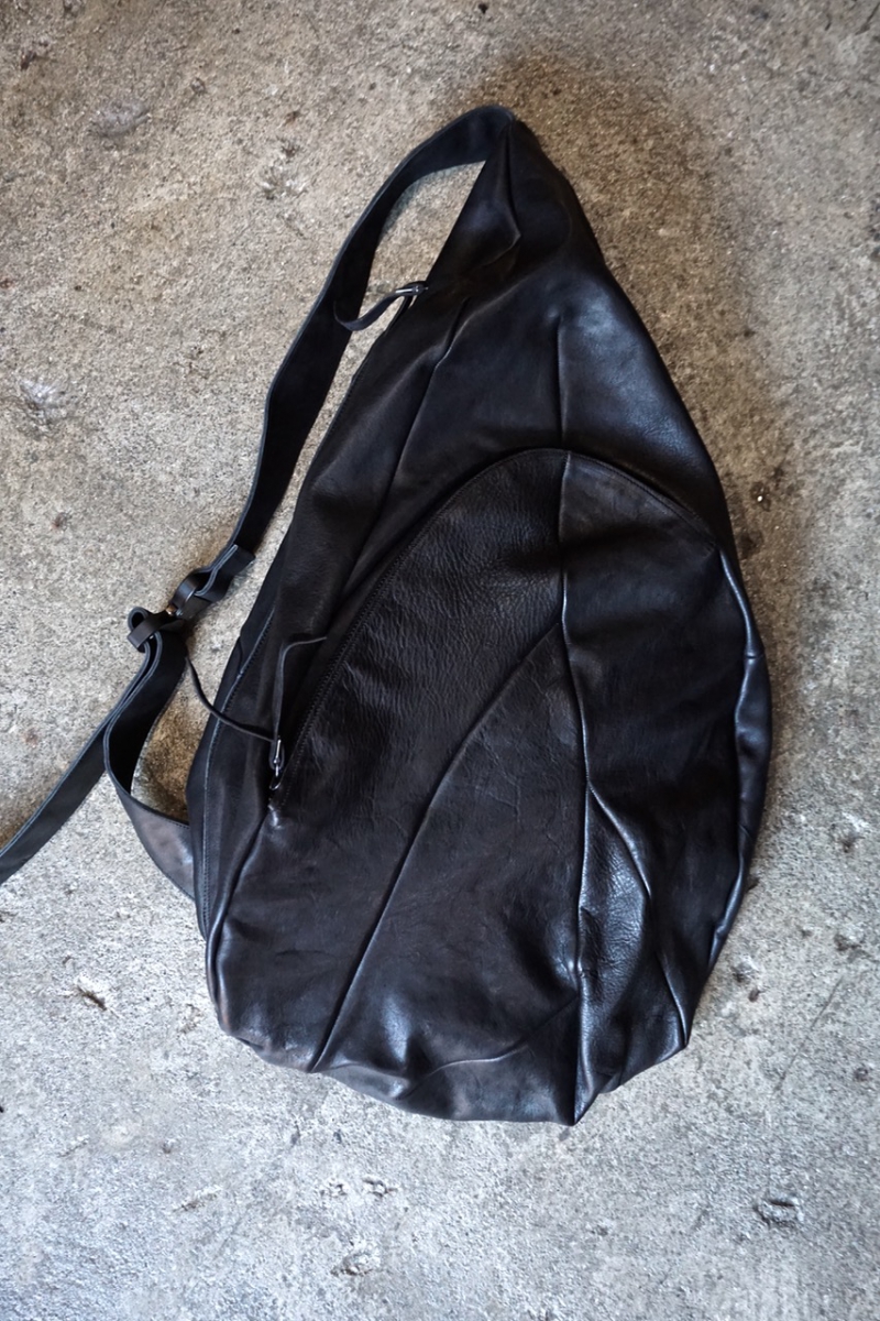 DIS-M-DBXL/01. Distortion Dealer Bag / GUIDI Horse Leather. Black