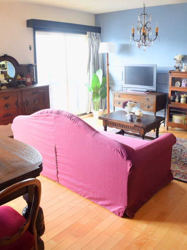 英国アンティークのおしゃれな書斎机、お花の彫刻がたっぷり入った