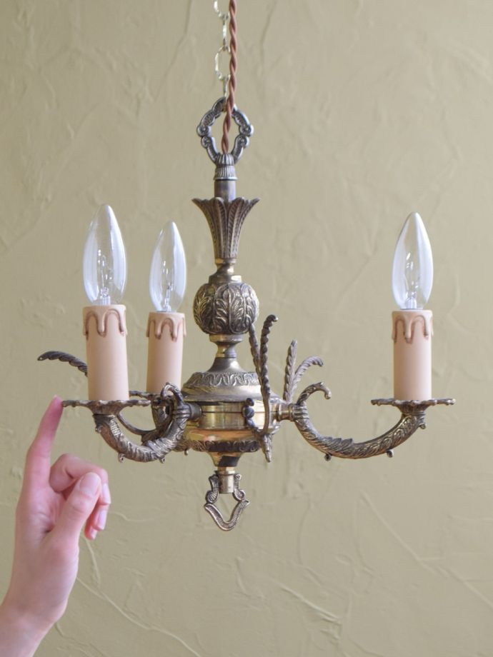 フランスで見つけたアンティークのシャンデリア、3灯タイプの真鍮製