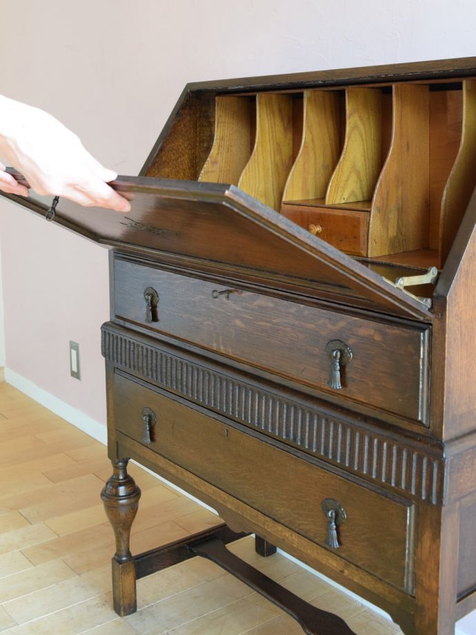 英国アンティークのライティングビューロー、オーク材の収納式デスク(q