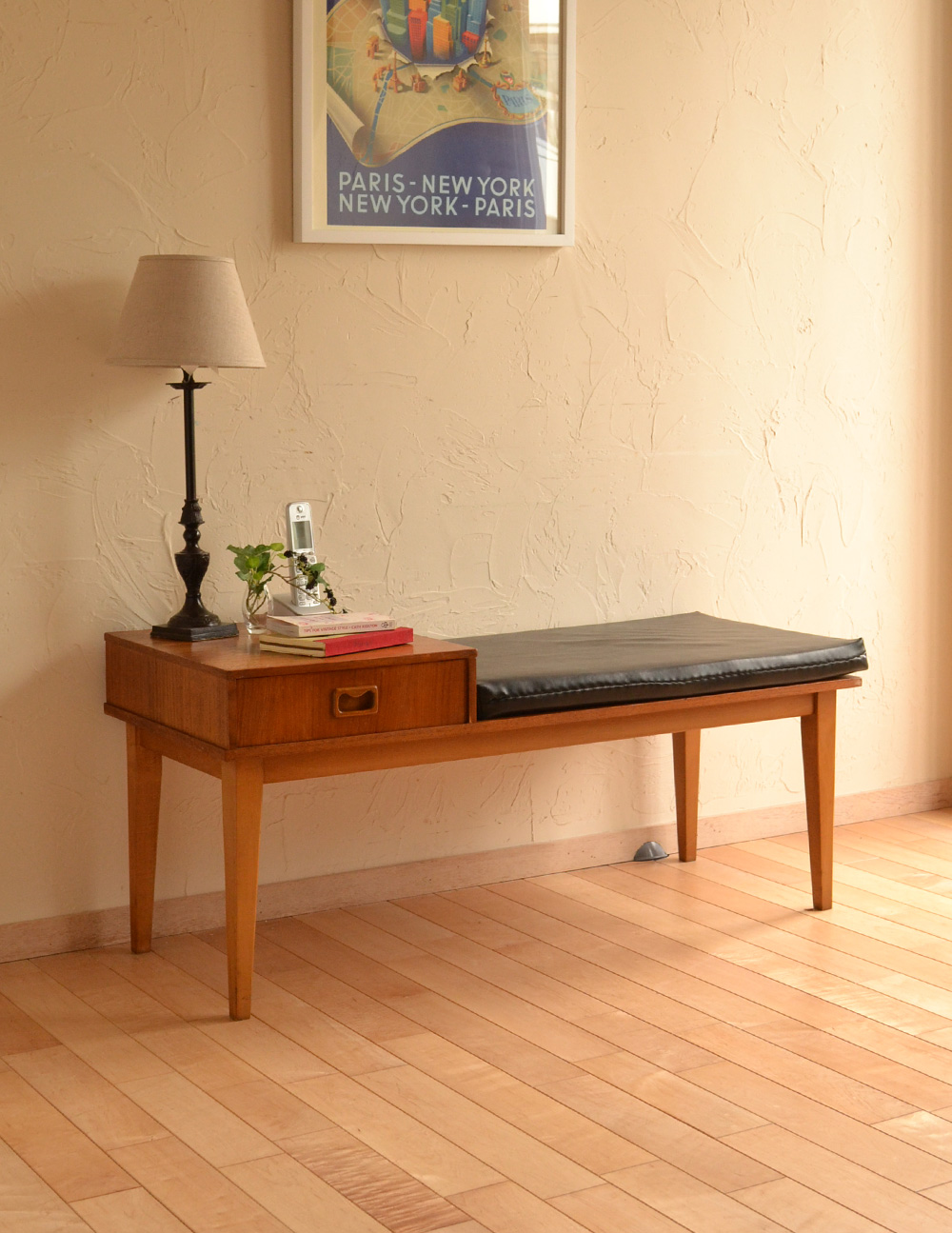 シンプルな北欧インテリア、ヴィンテージのテレフォンベンチ（電話台