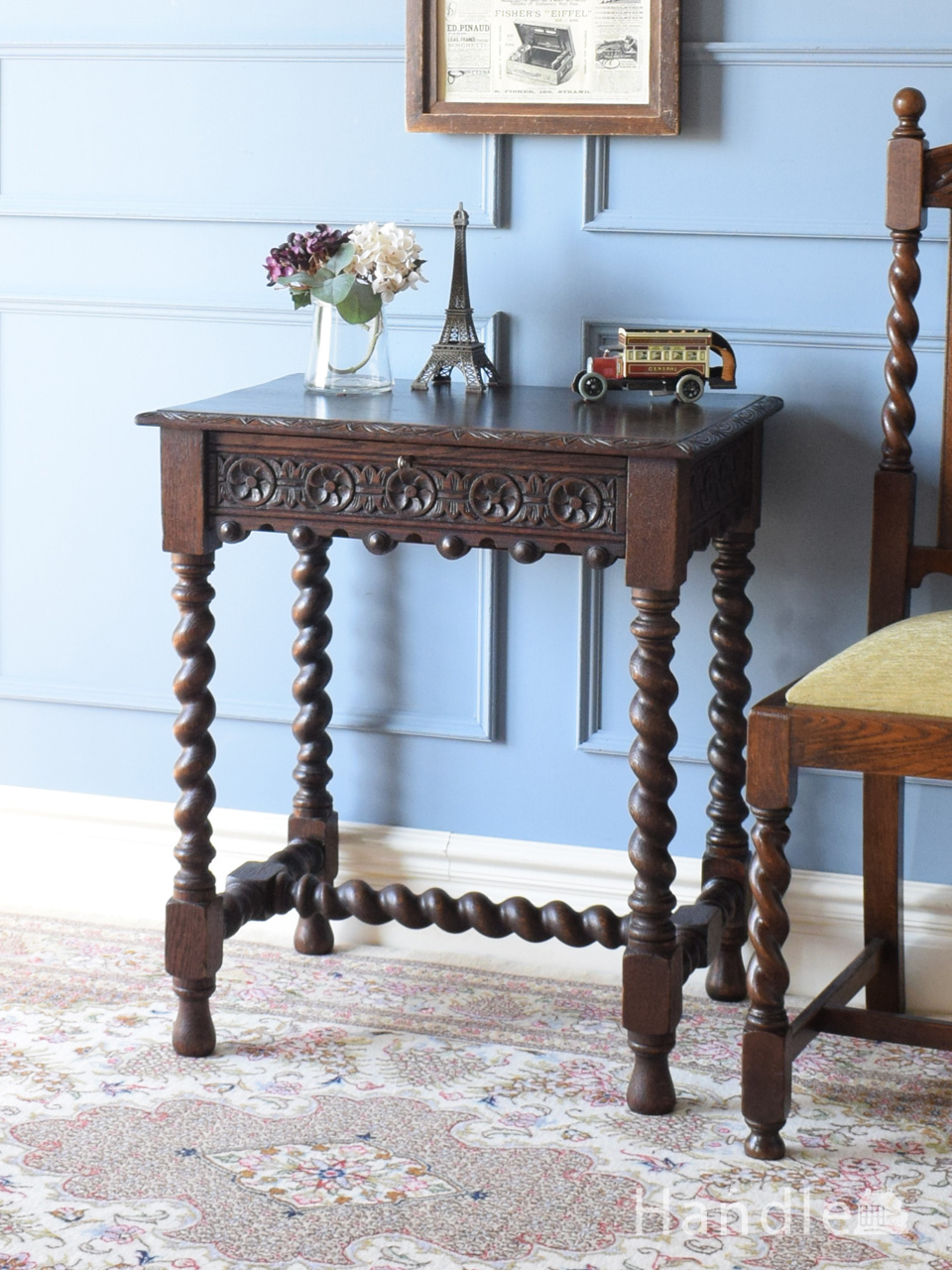 イギリス輸入のアンティーク家具、グリーンのレザートップが素敵な